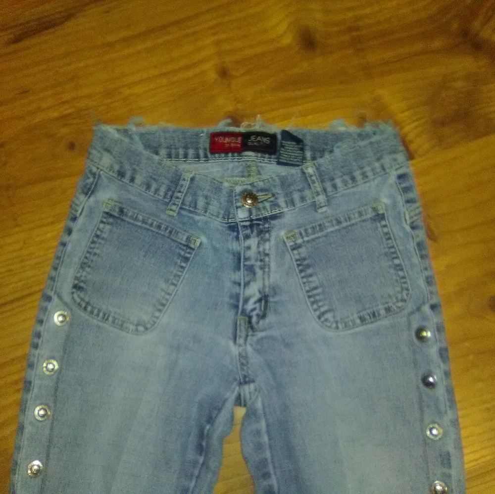 Younique jeans sz 1 w/silver side accents